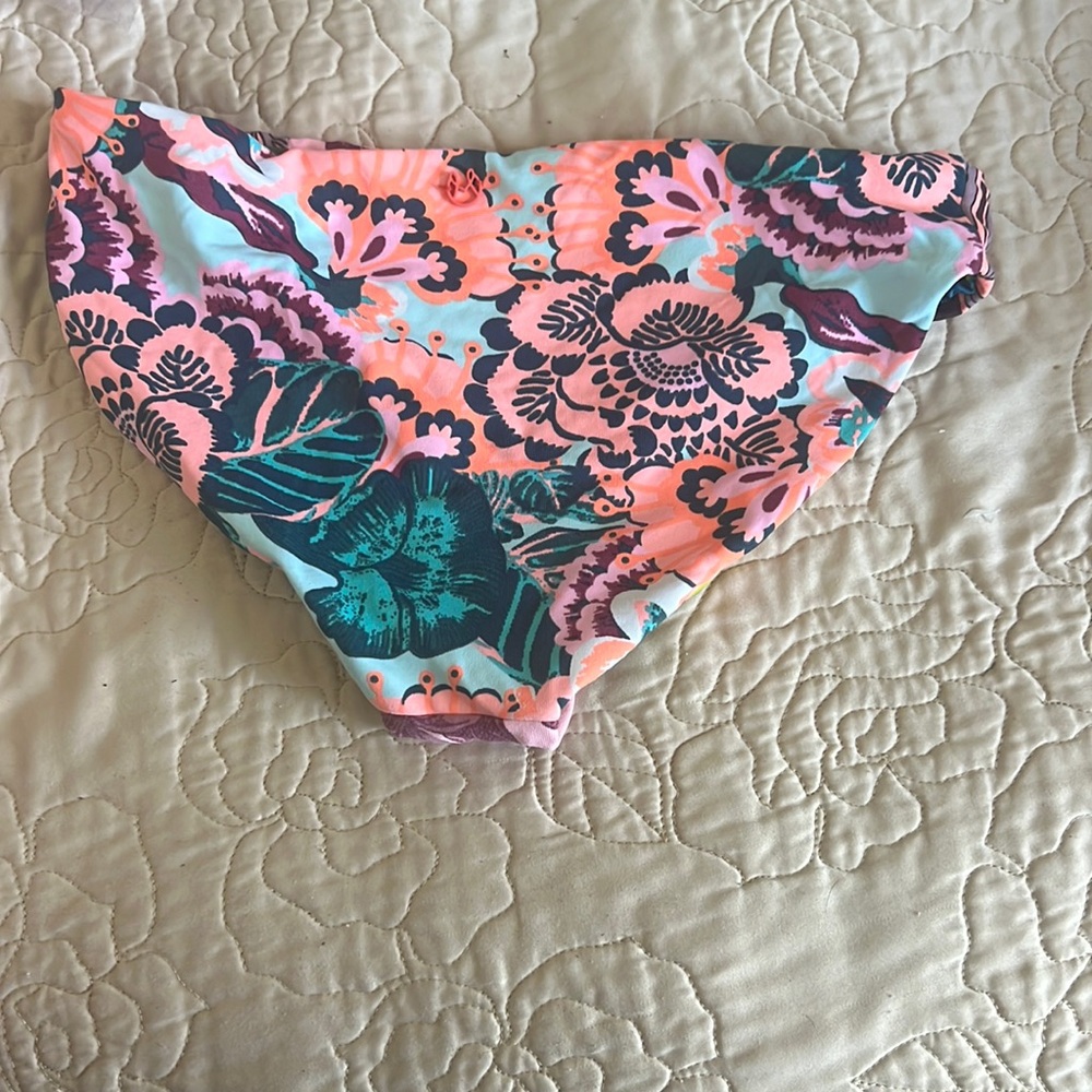 Reversible bottom, swimming size extra small to small floral used in good shape